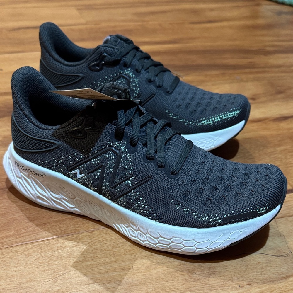 NWT New Balance size 6 Fresh Foam Charcoal and mint green Sneakers